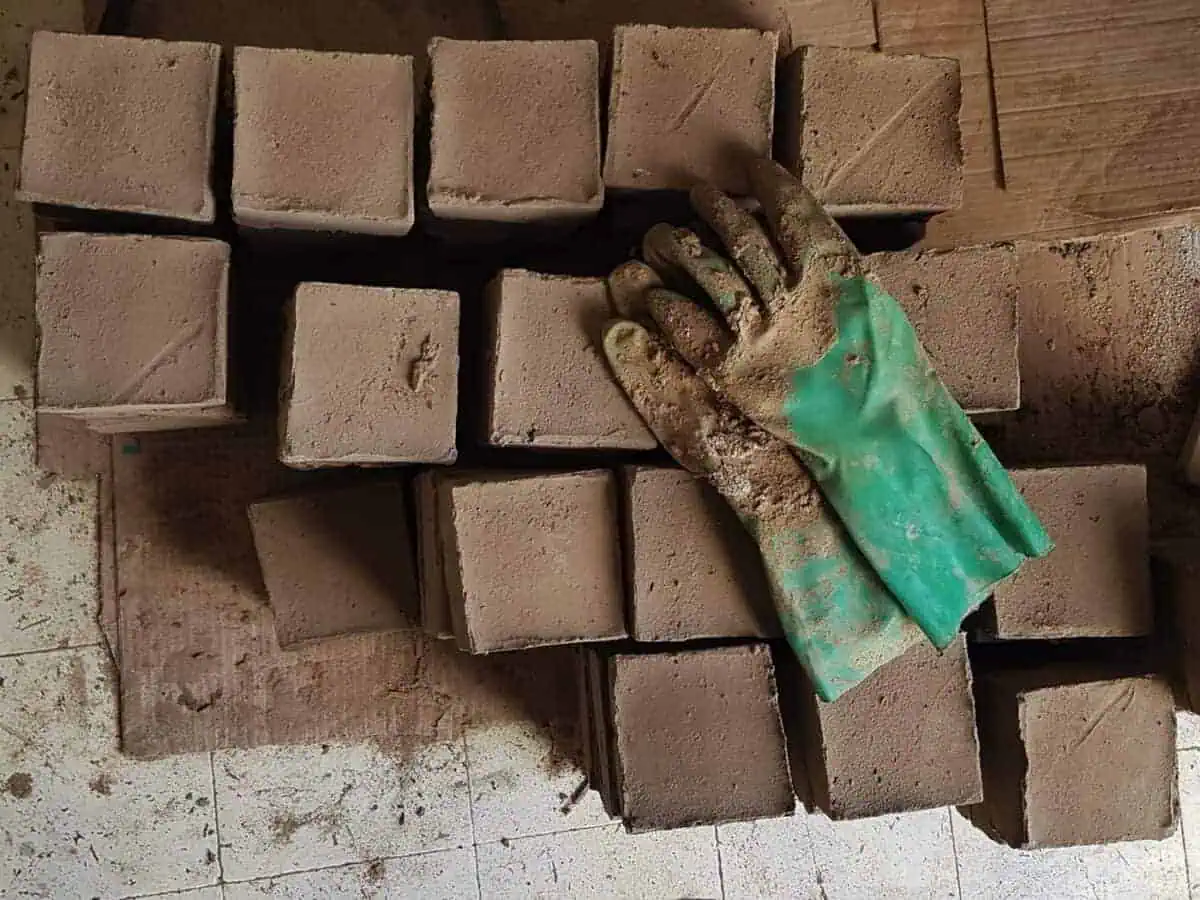 Briques en pisé faites maison