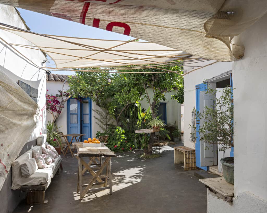 Giardino di Limolo House a Cabras con pavimentaione in cocciopesto