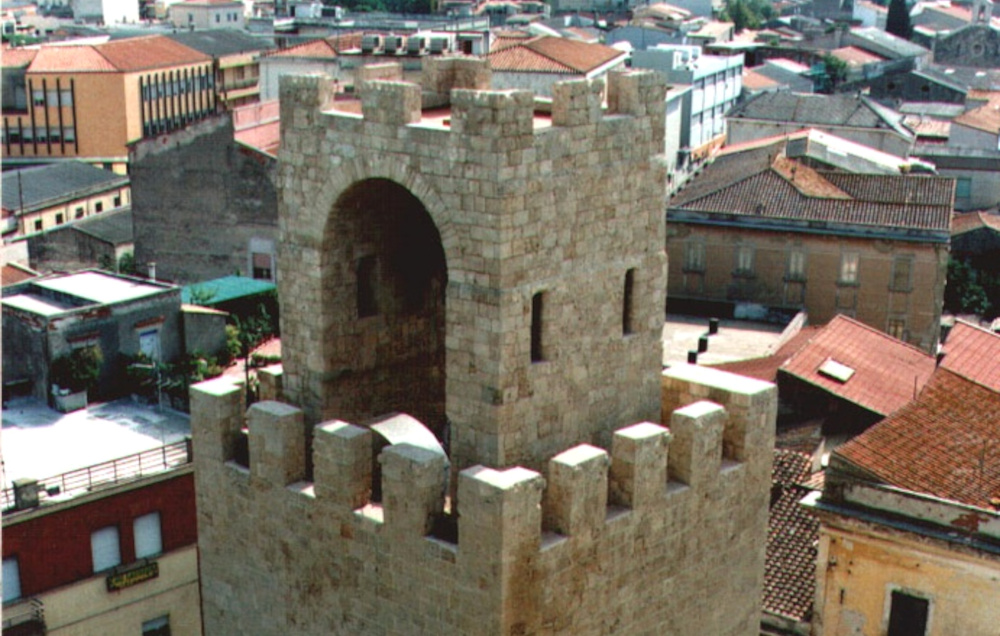 scorcio aereo della sommità della torre di MAriano IV a Oristano