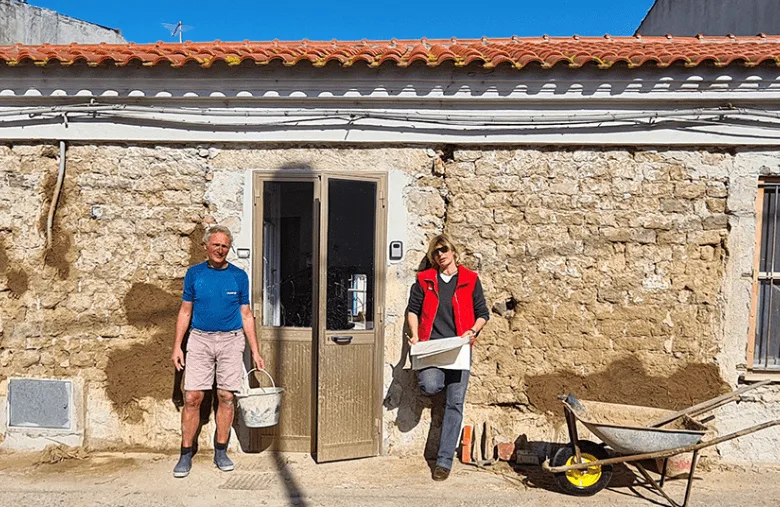 Luciano Pia e Daniela Meloni sul cantiere di Limòlo Eco House a Cabras