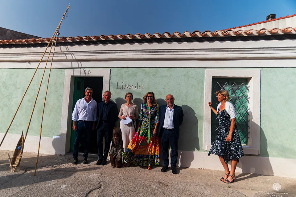 Luciano Pia davanti a Limòlo House 