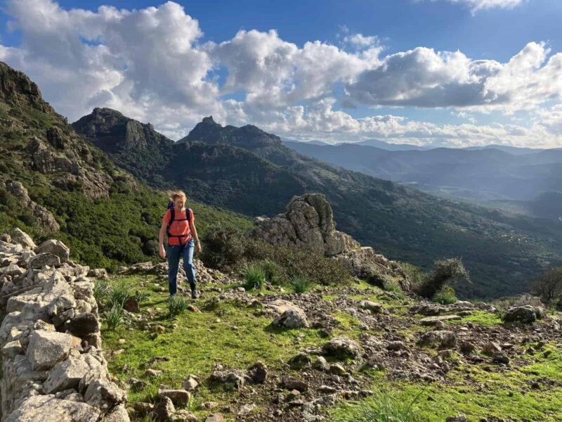 Donna in maglietta in trekking in Sardegna in Gennaio 