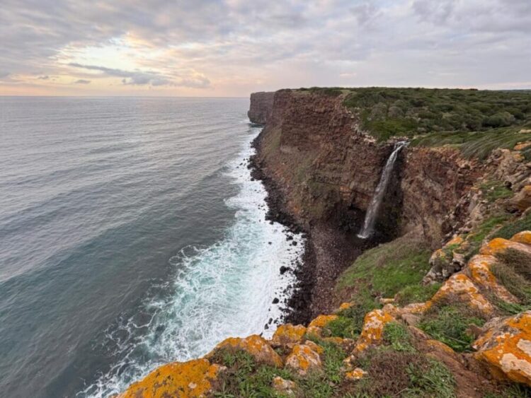 cascata di capo nieddu si getta in mare dalla scogliera alta trenta metri