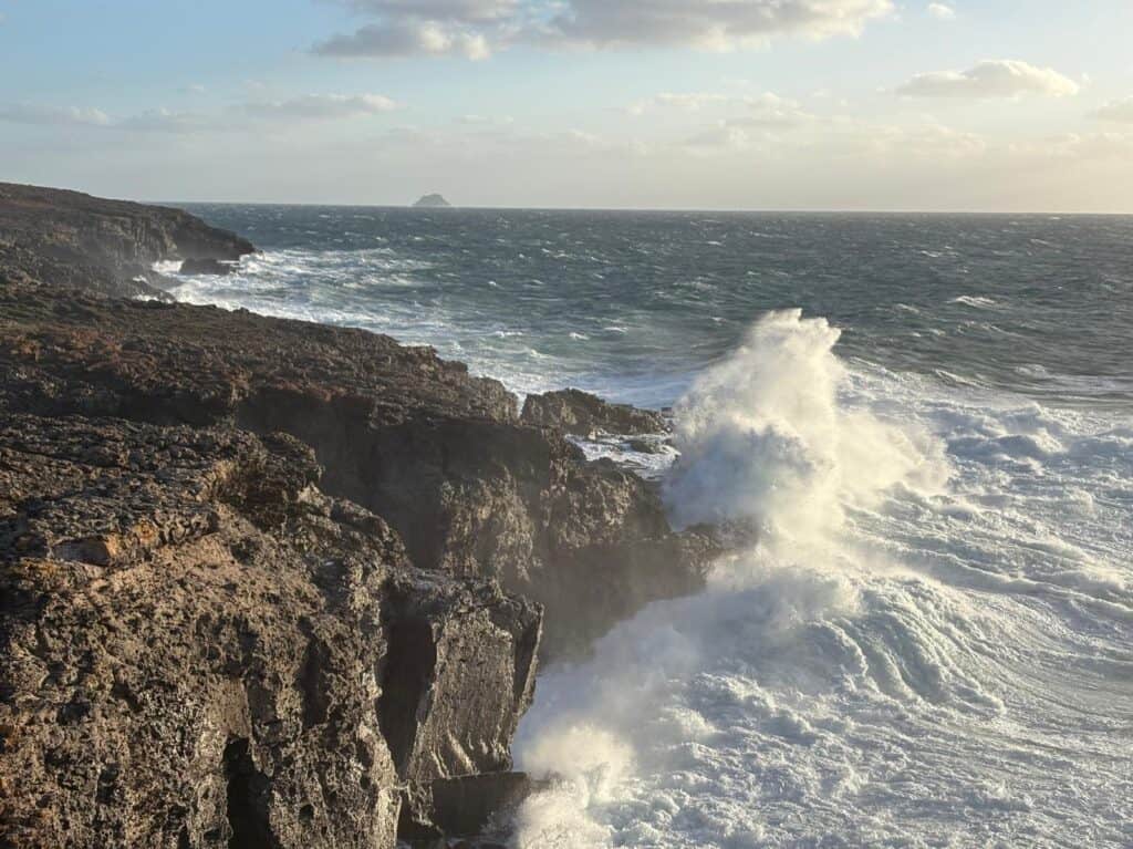 Mare in tempesta lungo la costa di Sant4antioco