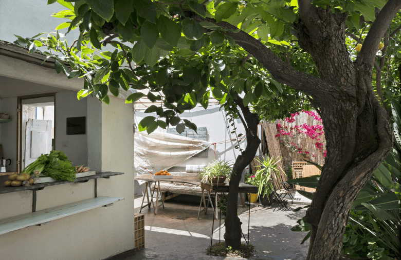 Esterno della cucina nei giardini Limolo, b&b a Cabras, Eco-Hotel in Sardegna - Prenota il tuo evento sostenibile