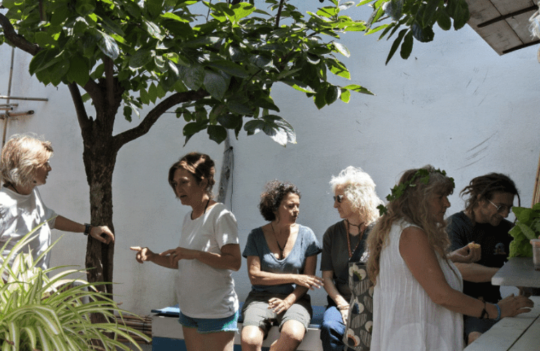 Persone che parlano nei giardini Limolo, b&b a Cabras, Eco-Hotel in Sardegna - Prenota il tuo evento sostenibile