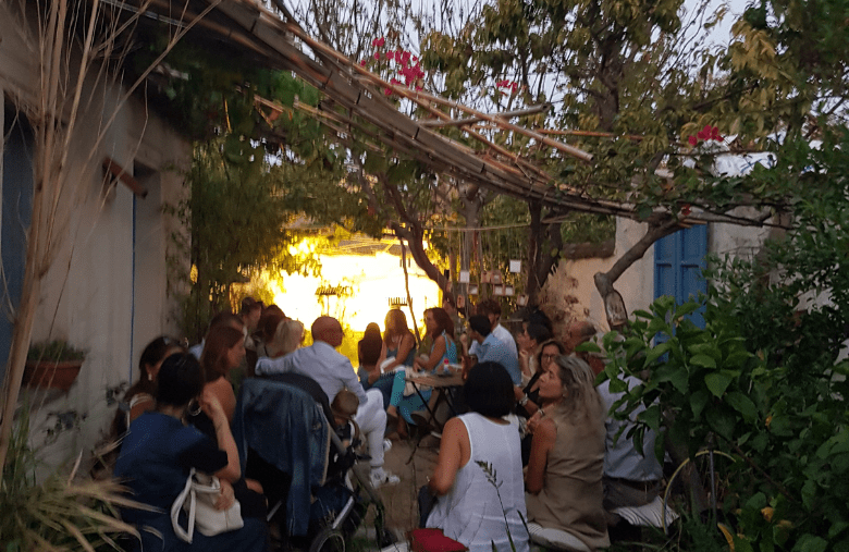 Persone in Esterno della cucina nei giardini Limolo, b&b a Cabras, Eco-Hotel in Sardegna - Prenota il tuo evento sostenibile