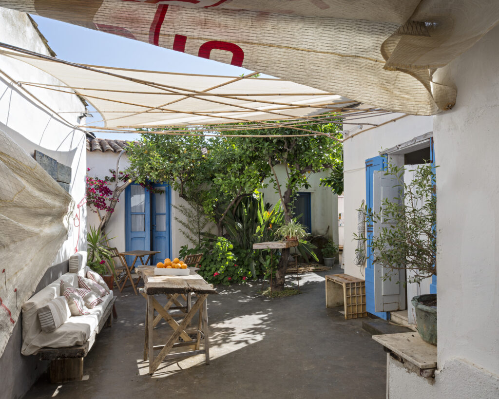 Giardino di Limolo House a Cabras con pavimentazione in cocciopesto. Limolo eco House, Hotel eco Friendly in Sardegna, B&B a Cabras, Oristano