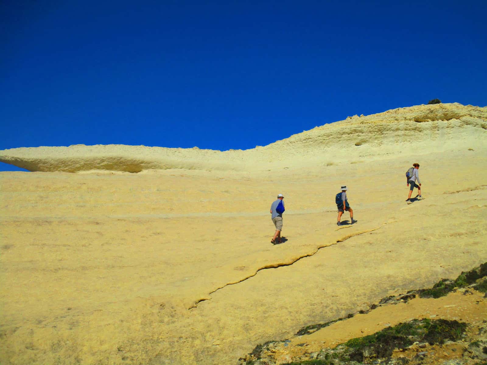 Turismo lento a Cabras e nel Sinis, cammino sulla roccia bianca e cielo azzurro