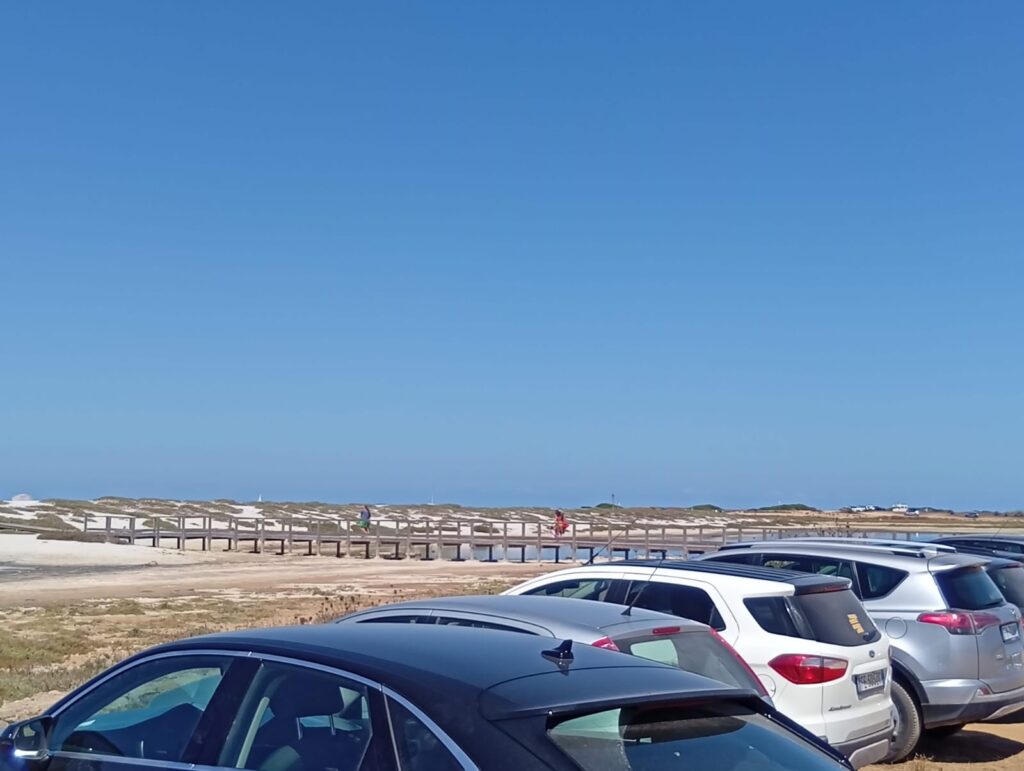 Parcheggiare nelle spiagge del Sinis, macchine a ridosso stagno Mari Ermi
