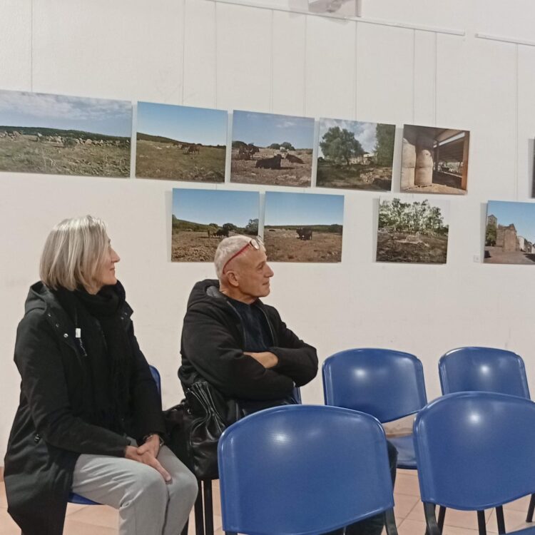 Presentazione mpstra PAesaggi Produttivi del Montiferru, pubblico e sfondo di fotografie appese al muro. fotografo Davide Virdis Paesaggi Produttivi Montiferru